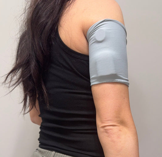 Smooth knit pod band in Grey worn on the upper arm over a pod