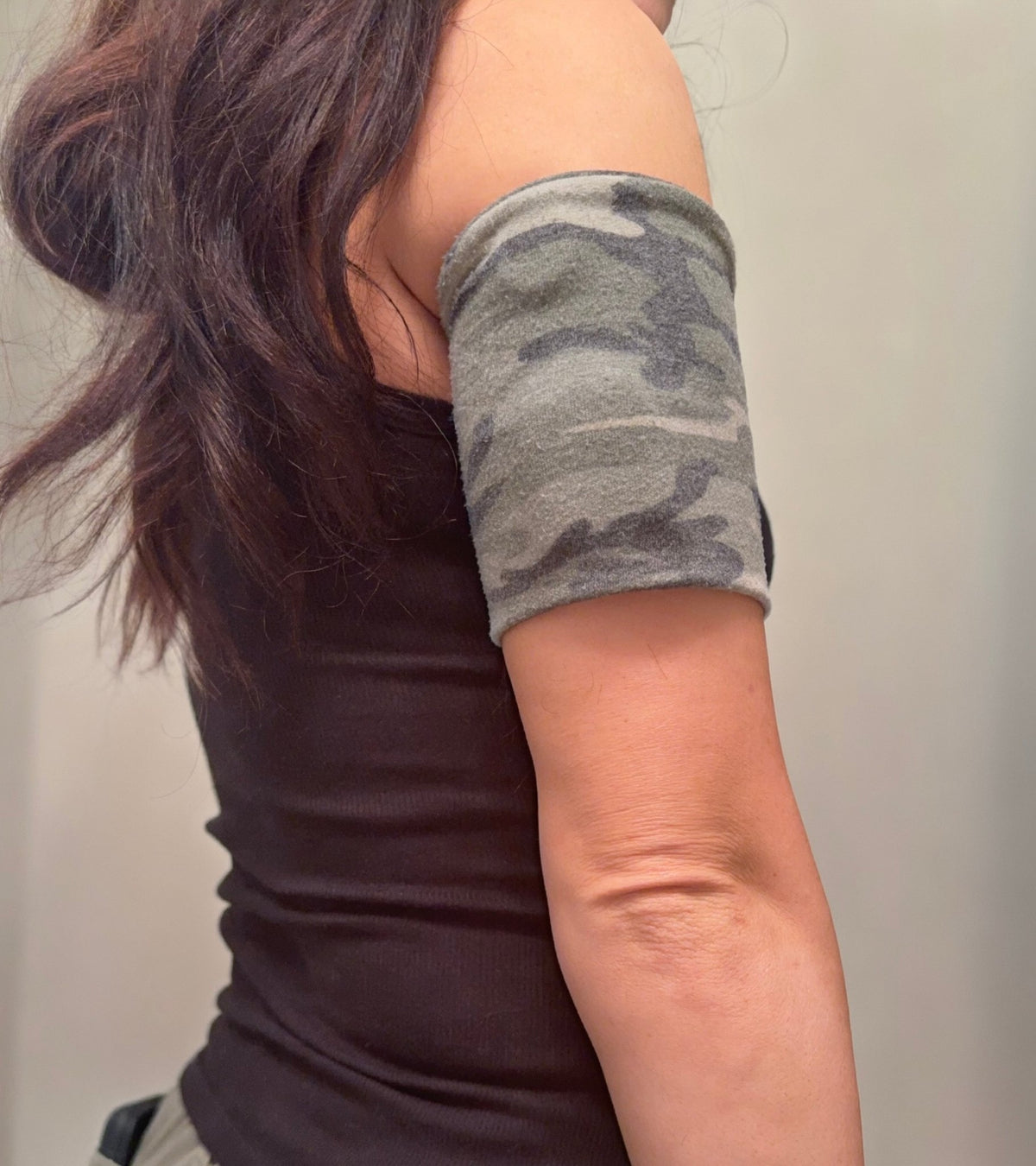 Cozy pod band in Green Camo worn on the upper arm over a pod