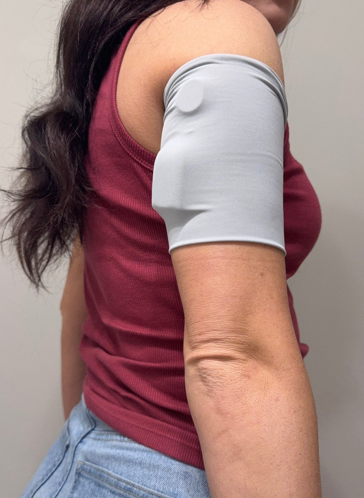 Sport pod band in Light Grey worn on the upper arm over a pod
