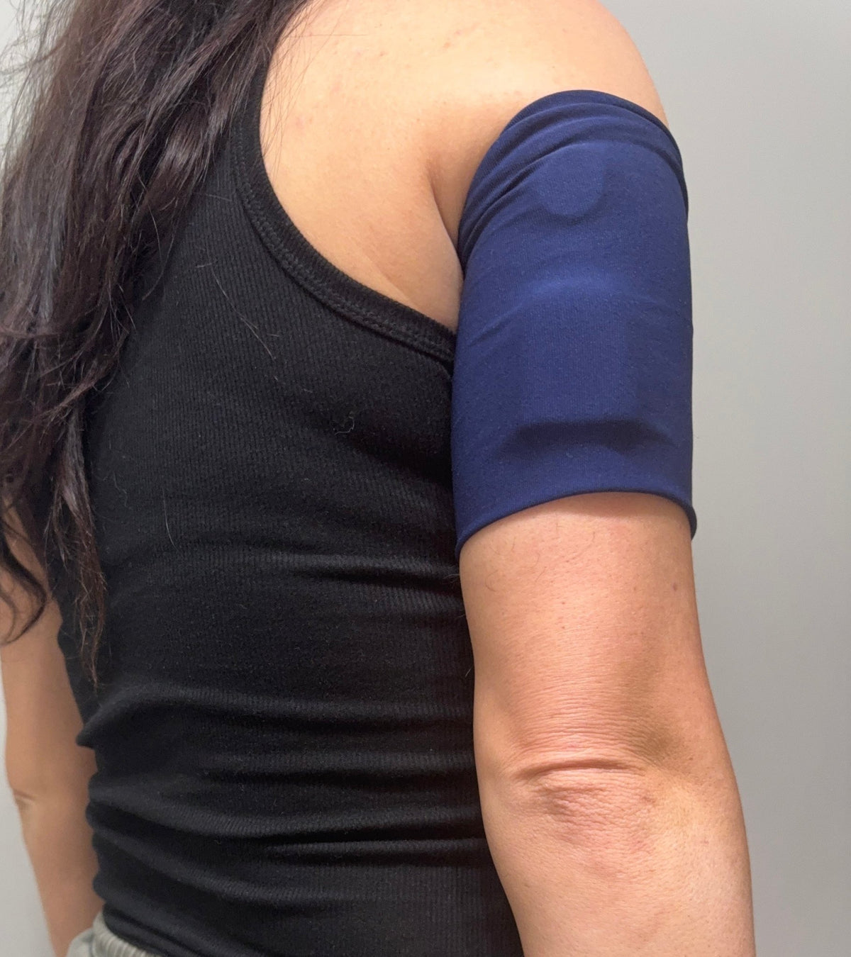 Smooth knit pod band in Navy worn on the upper arm over a pod
