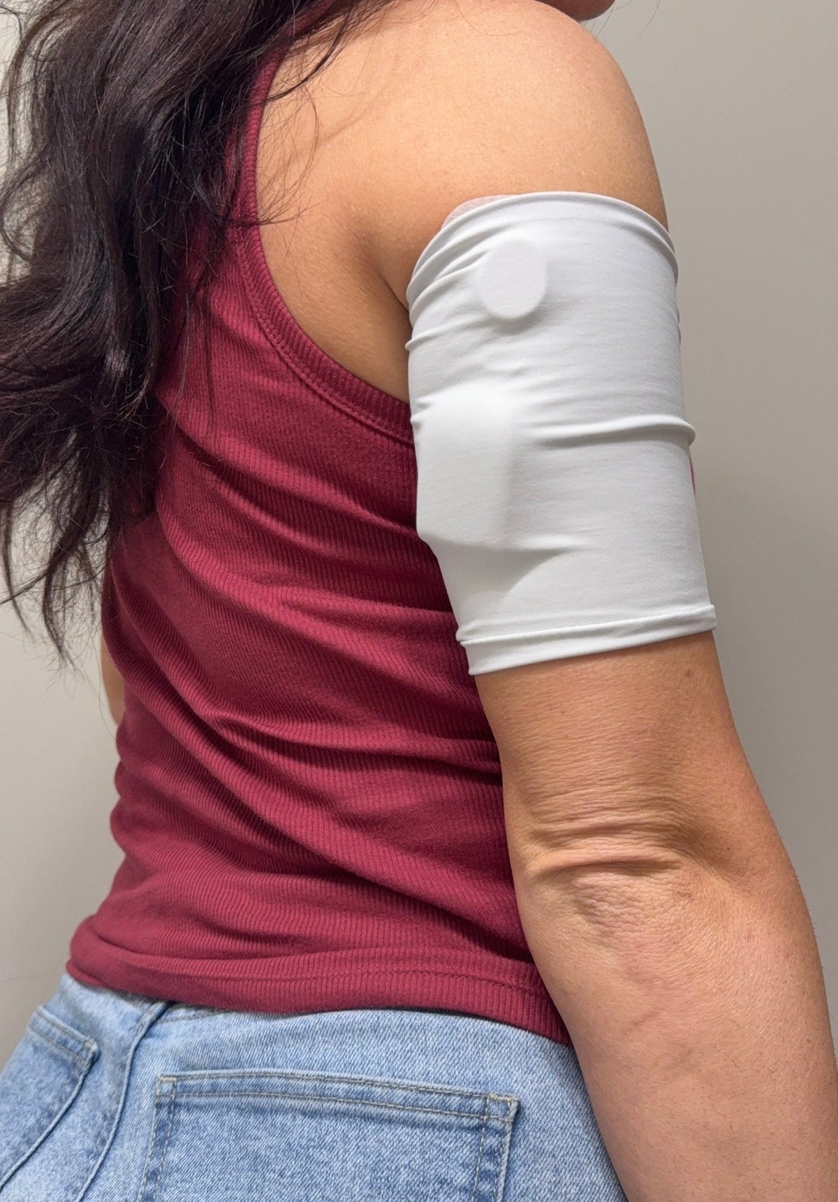 Sport pod band in Pale Grey worn on the upper arm over a pod
