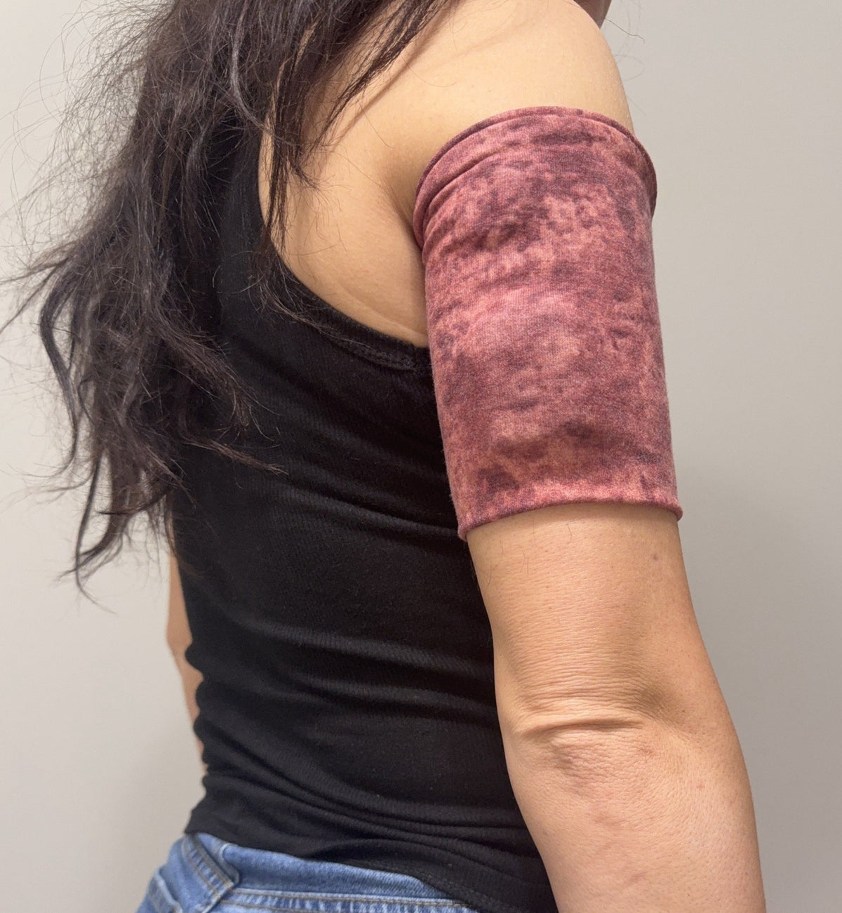 Cozy pod band in Red & White worn on the upper arm over a pod